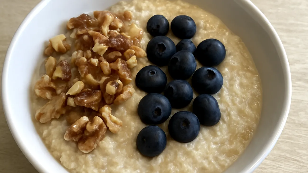 Quinoa-Kokos-Porridge mit gerösteten Walnüssen und Blaubeeren"